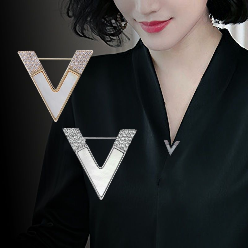 Luxury Rhinestone Letter D Bro - Embroidery Letter M 评论和价格